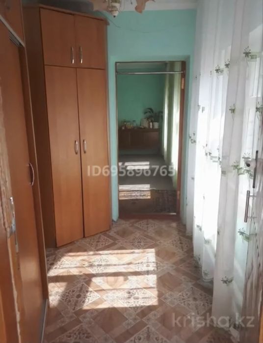 Продам дом восемь комнат, дачный район.