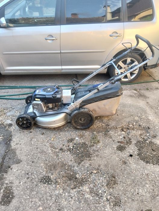 Mașina de tuns iarba Briggs Stratton