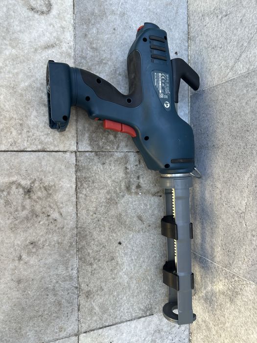 Bosch GCG 18V-310 / пистолет за изстискване на силикон