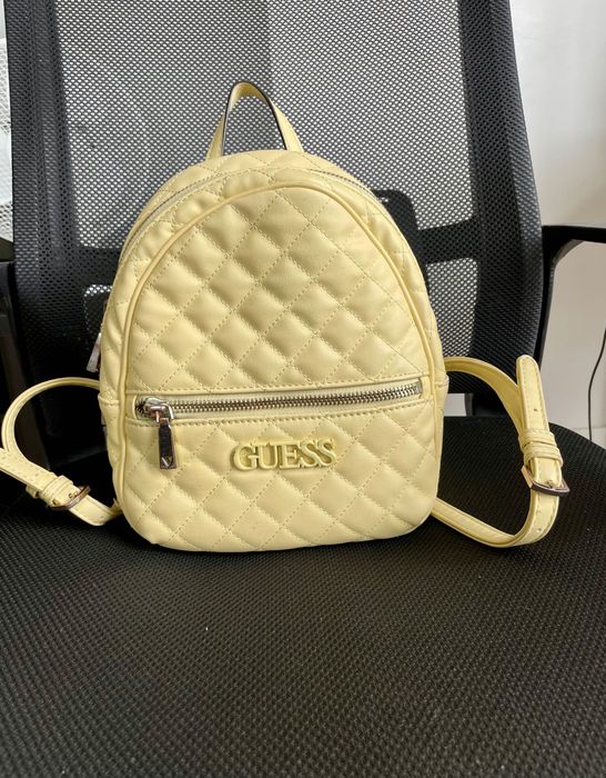 Дамска раничка Guess;