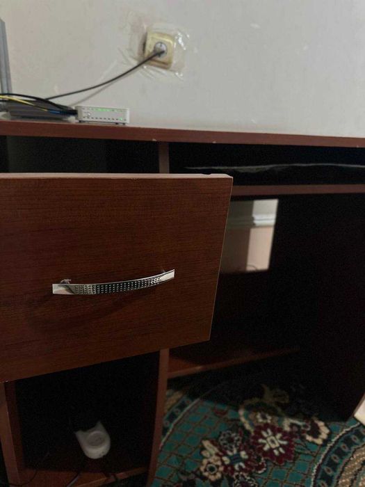 Продам стильный деревянный стол с выдвижным ящиком и полкой