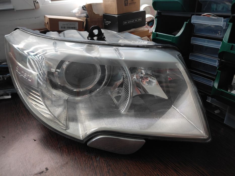 Far bi-xenon adaptiv Skoda Superb 2