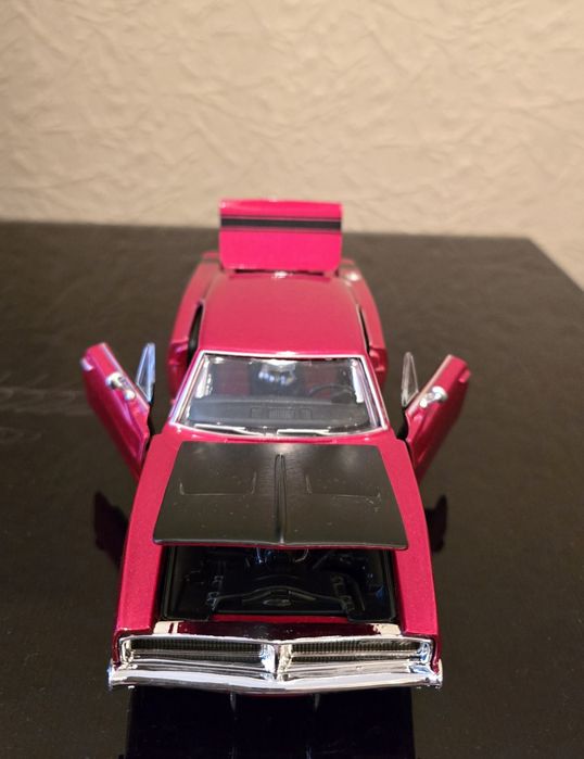 Продаётся колекционный  Dodge Charger