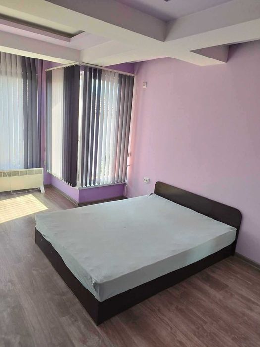 Обширен 100 кв.м. двустаен апартамент под наем в "Сухата река"