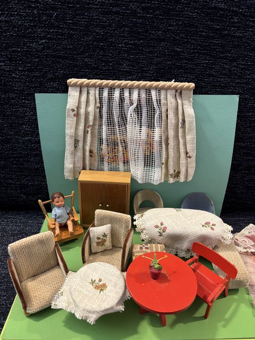 Мебели за куклена къща, произведена в ДДР