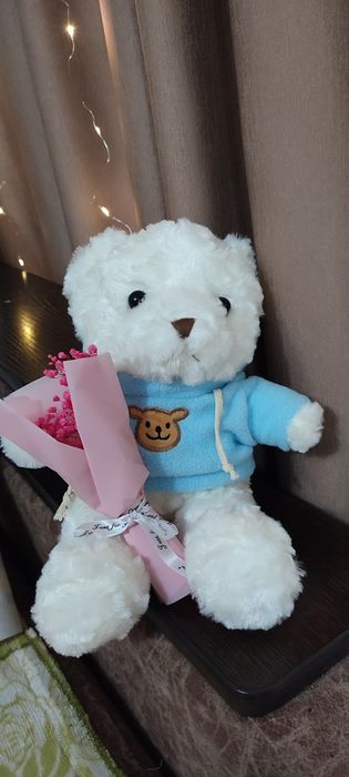 Игрушка мишка с маленьким букетиком в лапках