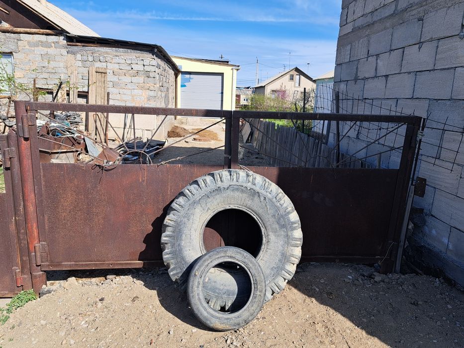 Забор железный мощный.