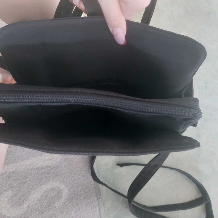 Черна малка раница