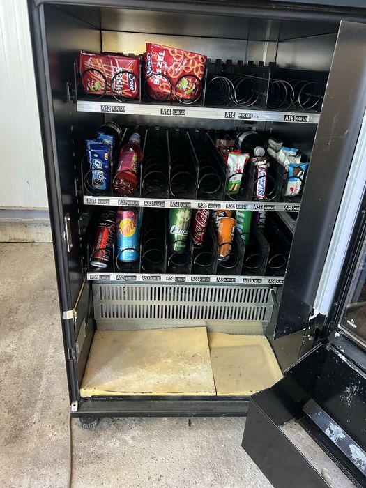 Automat cafea si vitrina frigorifica sucuri