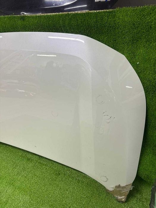 Капот на Toyota RAV 4