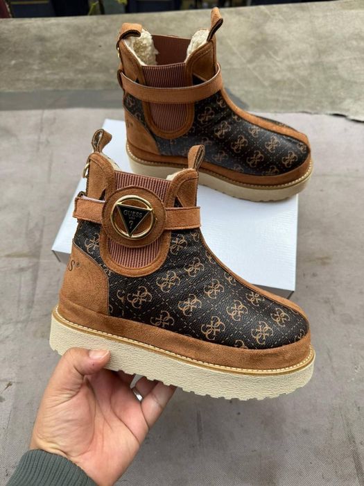 Adidași și ugg-uri
