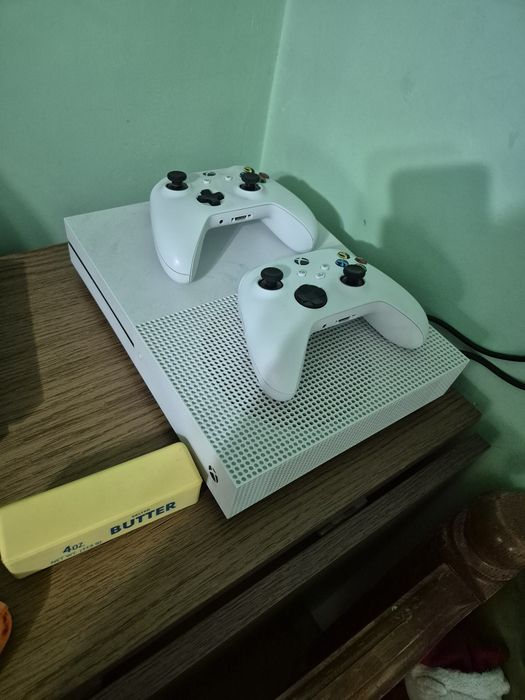 Vând XBOX ONE cu două controller și trei jocuri.