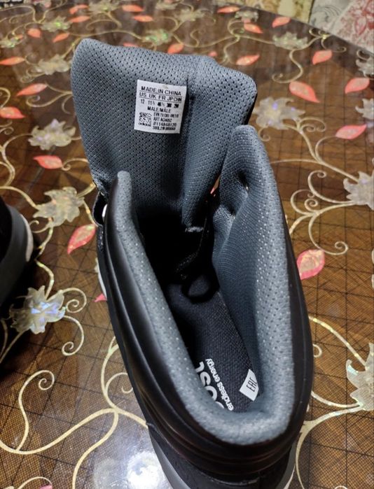 Продам мужские зимние кроссовки