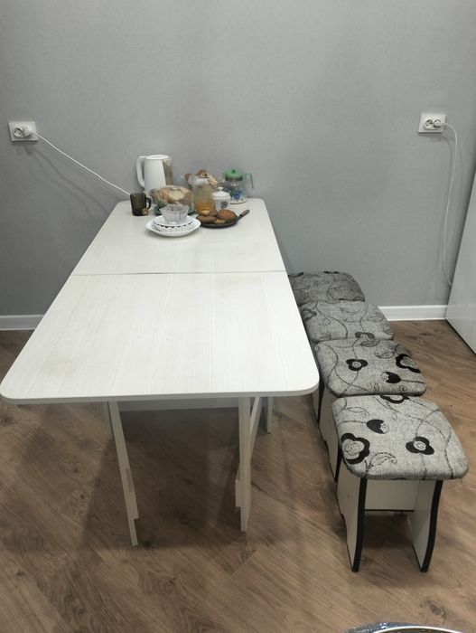Стол с табуретками