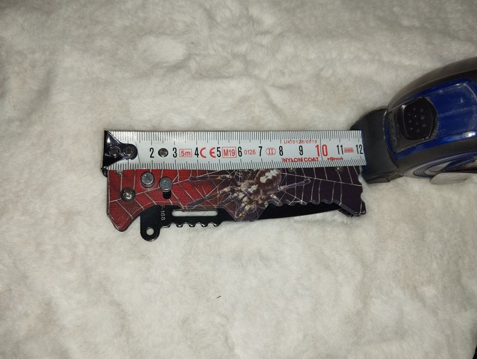 Briceag+ cutit de aruncat in copaci