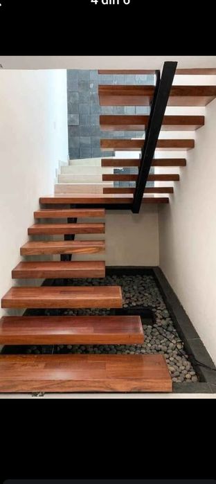 Scara interioara la comanda pe vang central