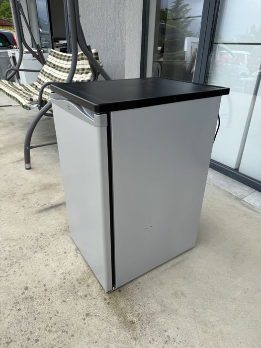 Сив Малък хладилник с камера Whirlpool 45 см