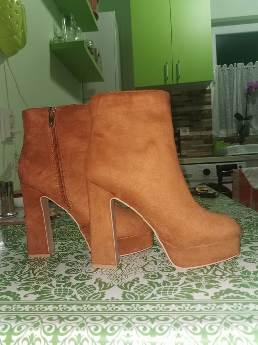 Vand botine in stare noua