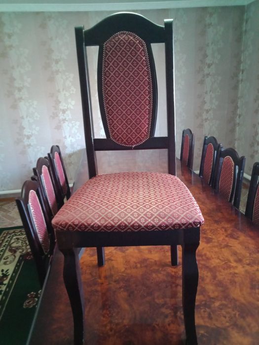 Гостиный стол и стулья