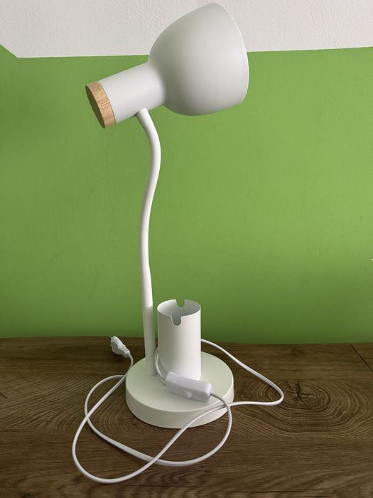 Lampa de burou cu suport de pixuri