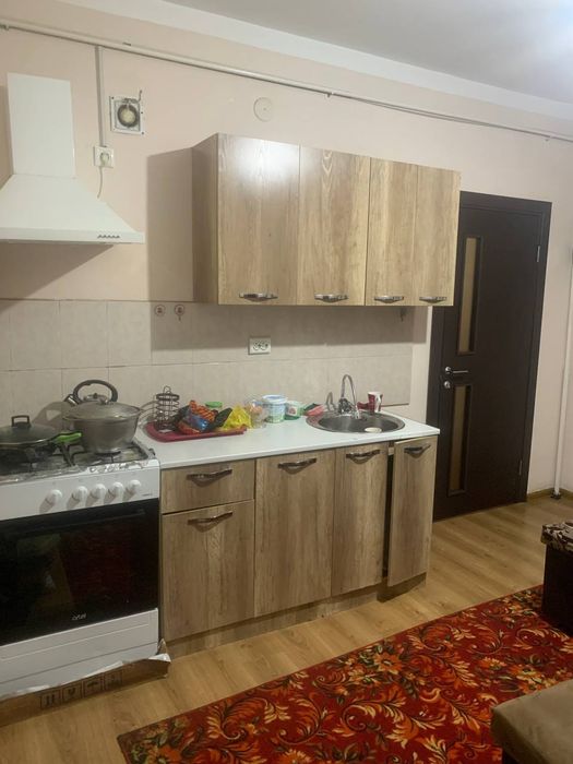 Kvartira õgil bollarga.Har bir xonaga 2kishi turadi obshiy4xonaga 8ta