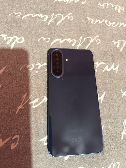 Продавам samsung A57 256gb 8 ram