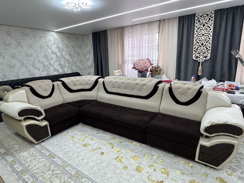 Диван 4метровый.