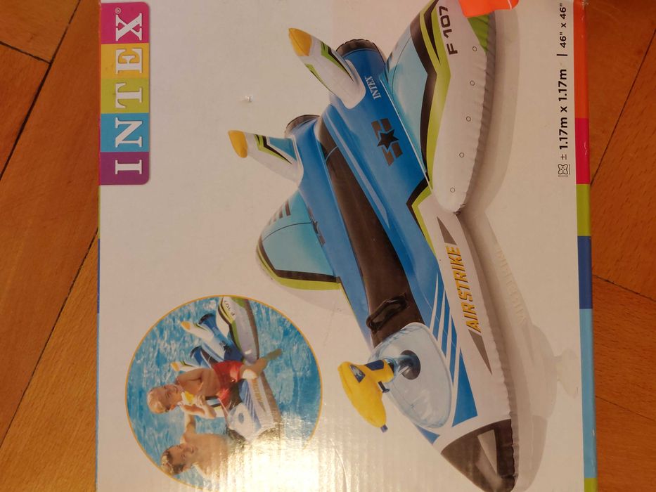 Самолет с пистолет за водни забавления плюс надуваема жилетка