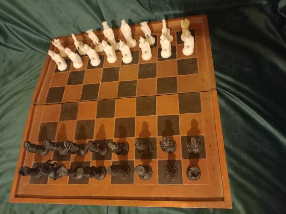 Joc vechi şah şi 2 seturi de piese plastic, set rar de figurine medievale, tabla mare, interior bine finisat pentru table