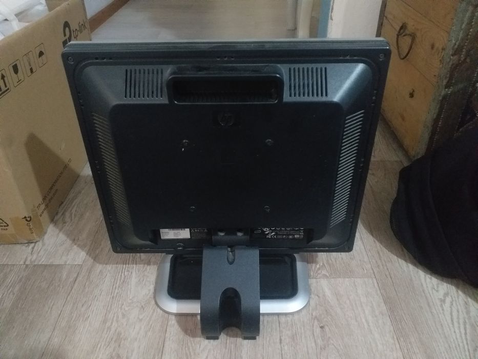 Монитор в комплекте кабели