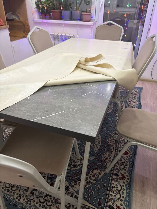 Стол и стулья кухонный