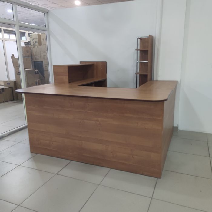 Стол офисный для торговой площади