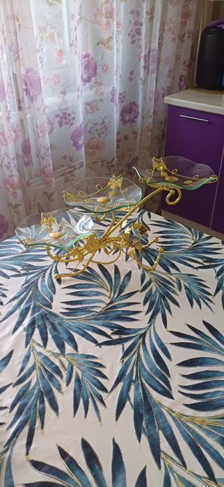 Кухонный гарнитур, холодильник, диван