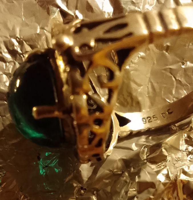 Кольцо с зелёным камнем