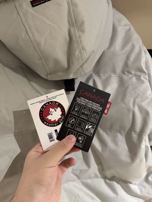 Geaca noua, nepurtata cu eticheta Canada Weather Gear
