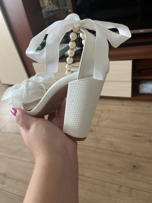 Белые туфли на высоком каблуке