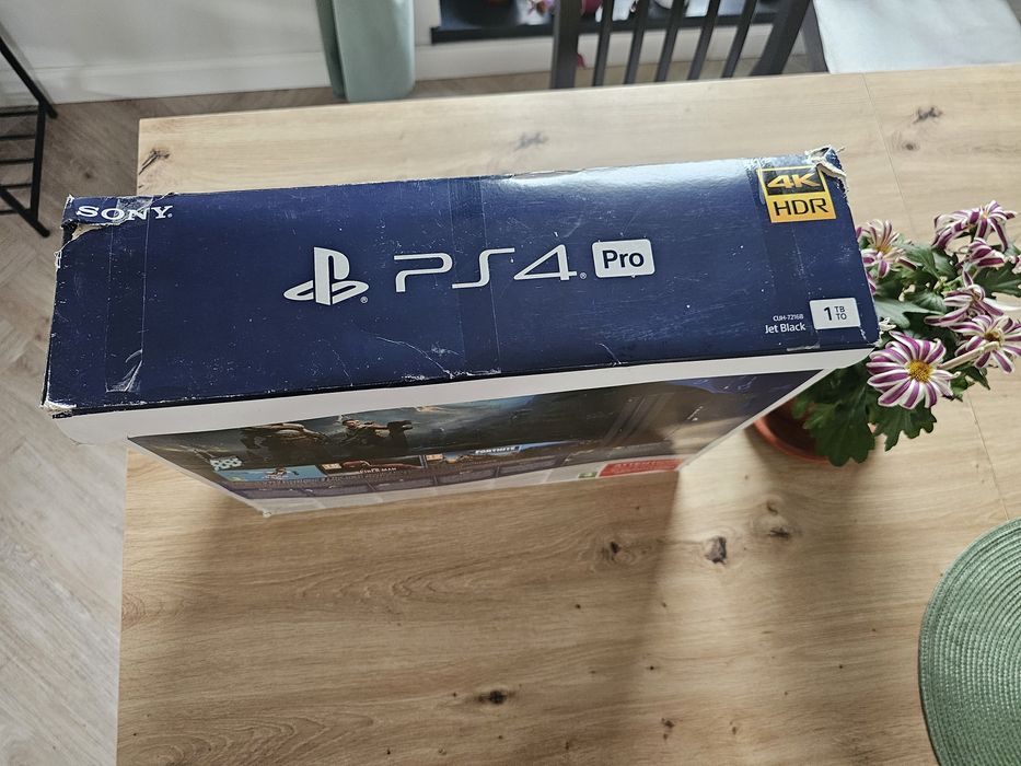 PlayStation 4 Pro 1TB + 2 manete | Stare foarte bună | Folosit puțin