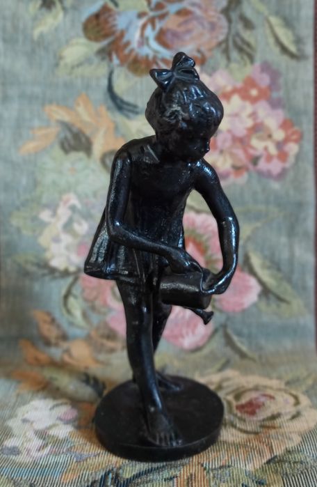 Статуэтка Касли "Девочка с лейкой".