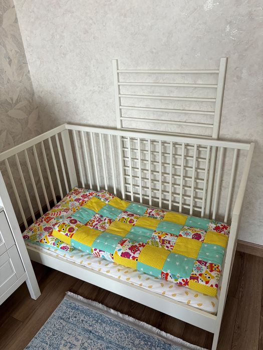 Кроватка и пеленальный комод