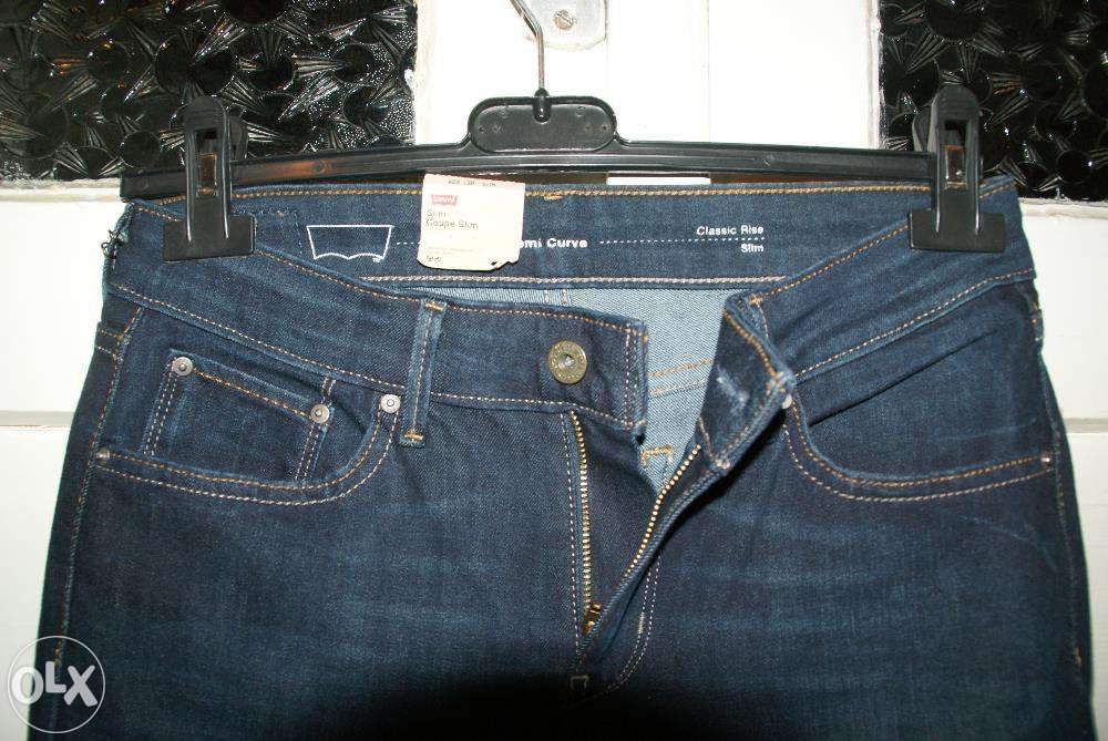 pantaloni blugi Levi`s, in stare noua