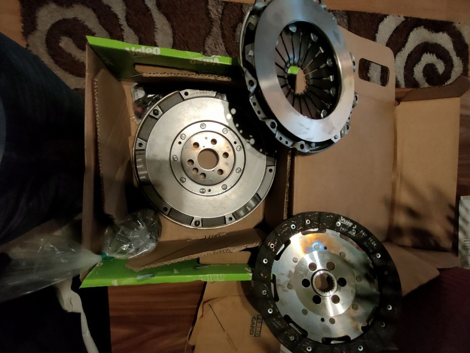 Ambreiaj cu volanta masa dubla BMW E81 E87 E90 1.6 benzina cod 8371111