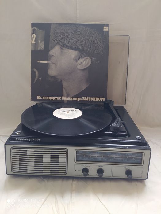 Продам виниловый проигрыватель времён СССР
