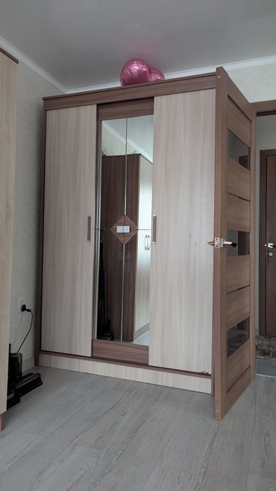 Продам 4 х дверный шкаф