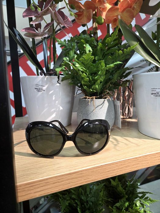 Продават се слънчеви очила на марката G.Armani