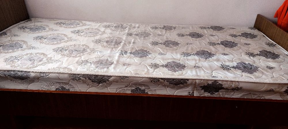 Продаются  одно спальные кровати с матрасами и подушками