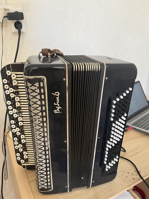 Продается Баян 70000 тг