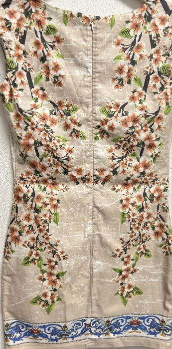 Рокля на цветя. …