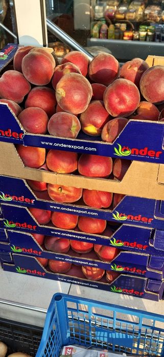 Продавам праскови редхейвън уфо и юлска едра