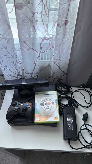 Xbox 360 S 250GB + Kinect + Controller + Alimentator + 2 Jocuri