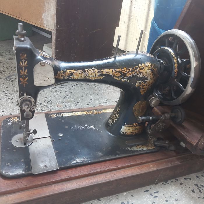 Шевна машина ръчна в оригинален куфар ретро класика